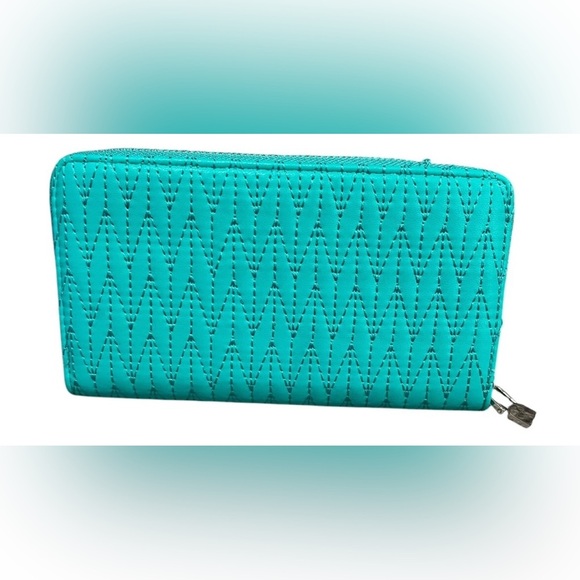 NWT Badgley Mischka Quilted Chevron Pattern Large Vegan Wallet in Turquoise - Picture 2 of 5
